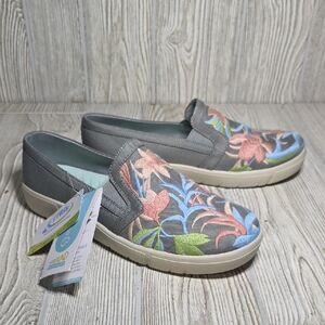 Baretraps Bonaire Floral Embroidered Slip On Shoes Womens Size 7.5 Wide NWT